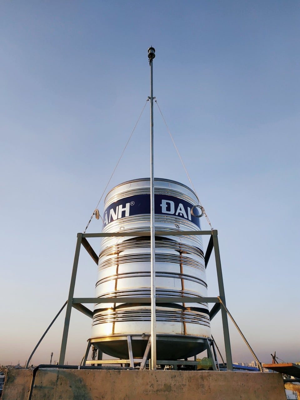 Trụ đỡ kim thu sét 4 or 5m 1 Trụ đỡ kim thu sét mạ kẽm nhúng nóng, chuyên dùng cho hệ thống chống sét ngoài trời, chịu lực tốt, chống rỉ.