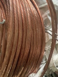 Cuộn cáp đồng trần được lưu trữ trong kho, sẵn sàng bàn giao cho công trình thi công.