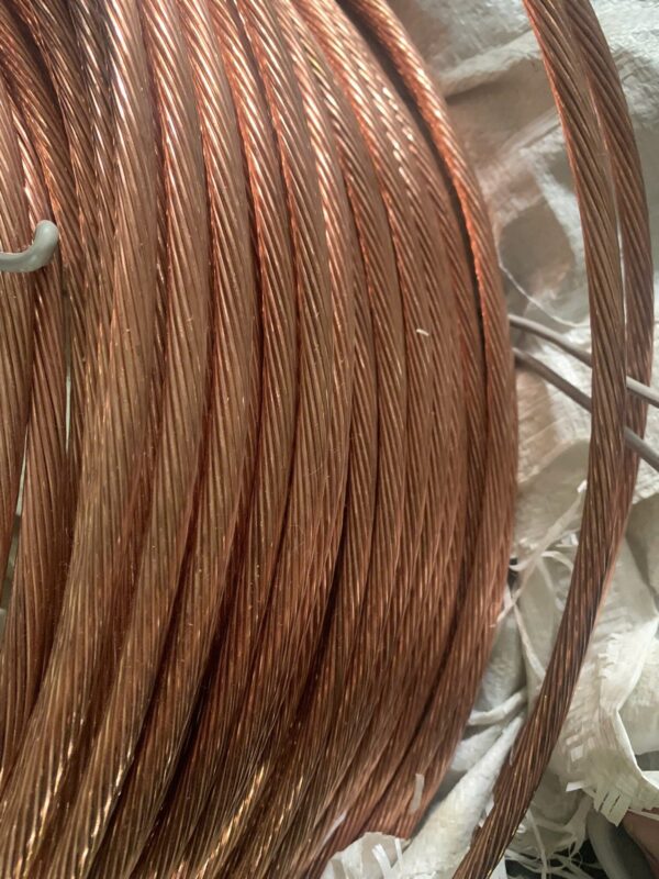 Cáp đồng trần 50mm2 4 Cuộn cáp đồng trần được lưu trữ trong kho, sẵn sàng bàn giao cho công trình thi công.