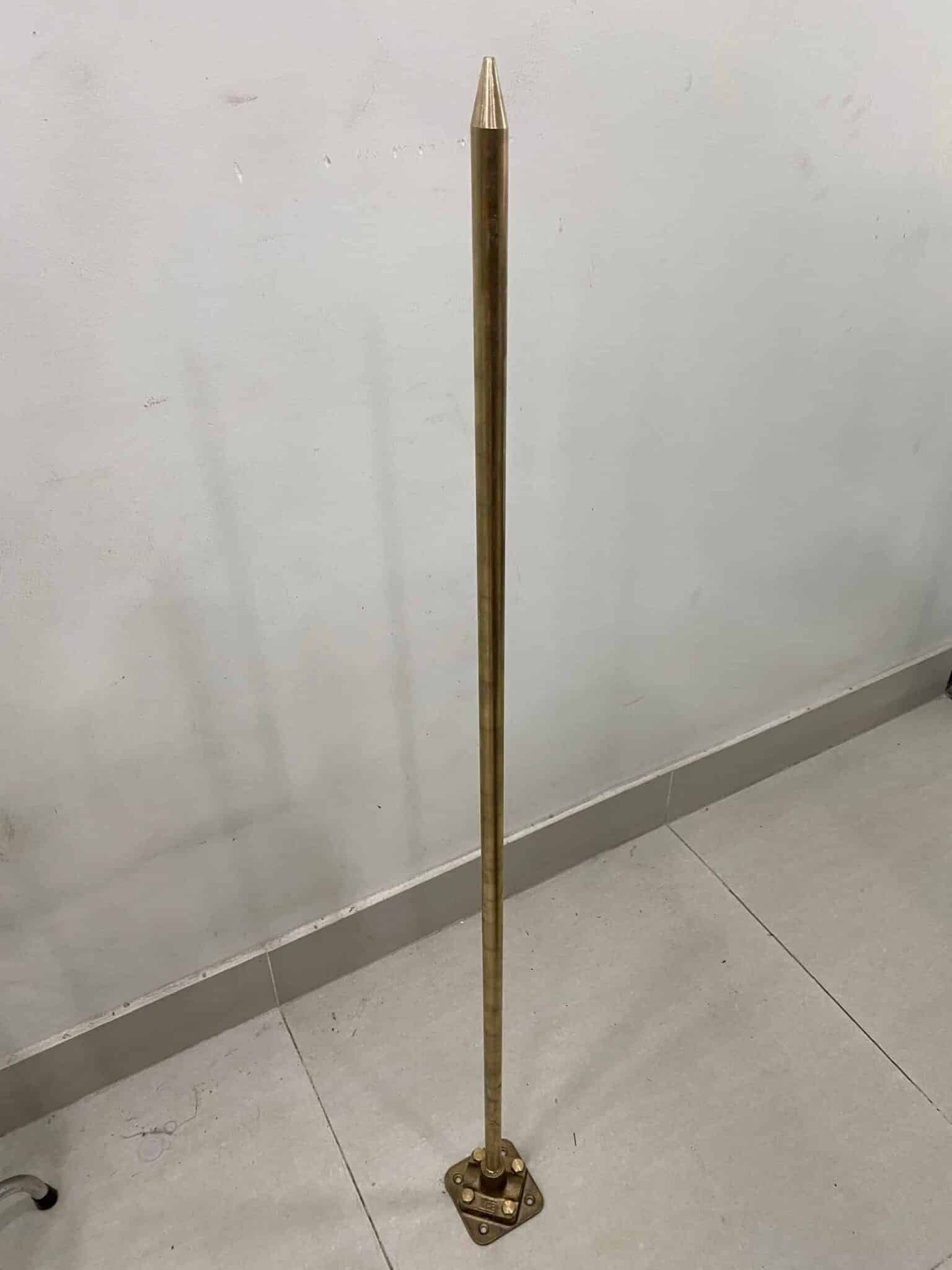 Cột Thu Lôi – Kim Thu Sét Cổ Điển 1 Cột thu lôi bằng đồng thau D16 dùng trong hệ thống chống sét